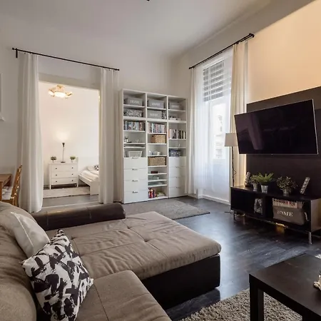 Spacious Almassy Apartamento *
