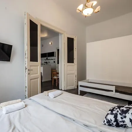 Spacious Almassy Apartamento Budapeste